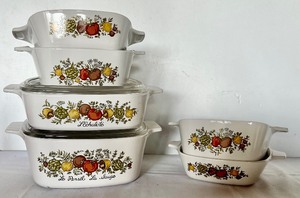 lot 331 image: Variety of Vintage Corningware and Pyrex dishes