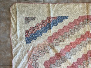 lot 438 image: Fabulous Floral Pattern Quilt