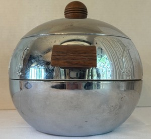 lot 320 image: West Bend Penguin Icebox