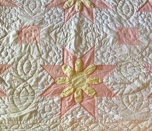 lot 450 image: Quaint King Quilt