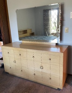 lot 14A image: Vintage 6 Drawer Dresser with Detachable Mirror