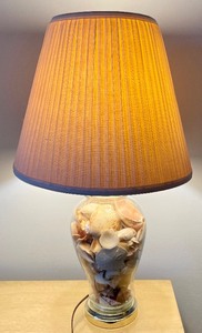 lot 38 image: Sensational Seashell Based Lamp