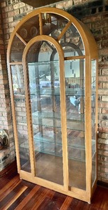 lot 5 image: Vintage Curved Top Display Cabinet with Mirrored Back and Glass Shelves