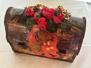 lot 222 image: Vintage Lunch Box Style Handbag