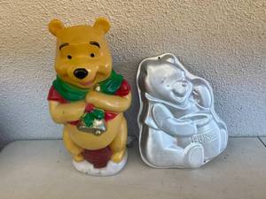 lot 154 image: Winnie the Pooh Light Up Blow Mold & Cake Mold