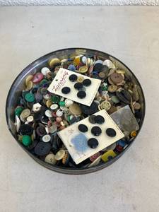lot 158 image: Tin Full of Buttons