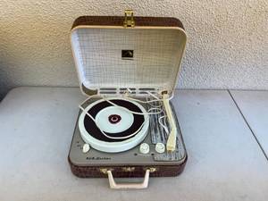 lot 159 image: Vintage RCA Victor Portable Record Player
