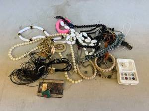 lot 171 image: Jewelry