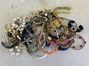 lot 173 image: Jewelry