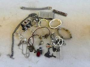 lot 176 image: Jewelry