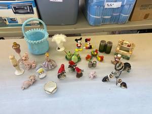 lot 184 image: Salt & Pepper Shakers, Fenton Glass & Home Decor Items