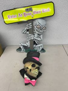 lot 194 image: Halloween Decor