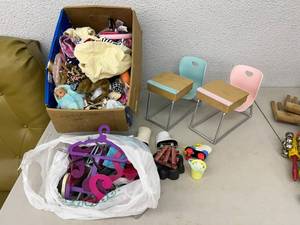 lot 206 image: Doll Desks, Clothes & Misc