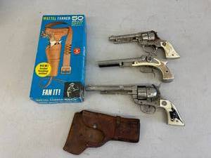 lot 108 image: Vintage Cap Guns & Box