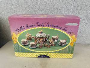 lot 214 image: 20 Piece Tea Set