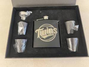 lot 244 image: New MN Twins Flask Gift Set