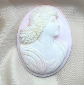 lot 17 image: Cameo