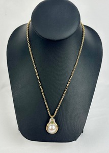 lot 7 image: Button Pearl 14k Gold Pendant Necklace