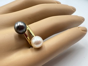 lot 60 image: 18k Gold and Two Tone Pearl Ring