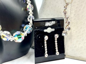 lot 63 image: Sparkling Jewelry Items