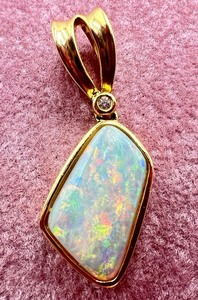 lot 312 image: 18k Gold and Opal Pendant