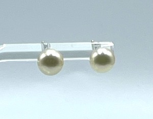 lot 68 image: Pearl Earrings