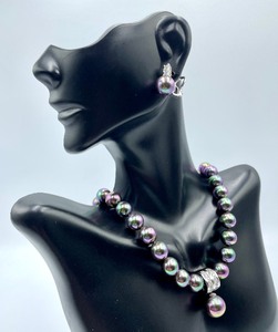 lot 72 image: Majorica Pearl Necklace and Earring Set