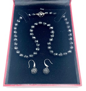 lot 85 image: Lien Hing Beaded Necklace and Earrings Set