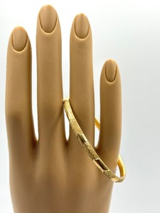 lot 315 image: 14k Bangle