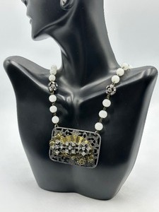 lot 409 image: Lovely Necklace