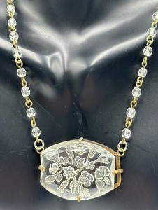 lot 412 image: Lovely Art Glass Style Necklace