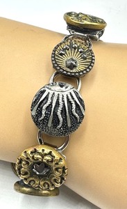 lot 414 image: Vintage Button Bracelet
