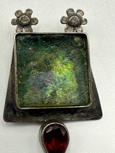 lot 417 image: Unique Sterling and Art Glass Pendant