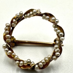 lot 418 image: Petite 10k Gold and Pearl Brooch