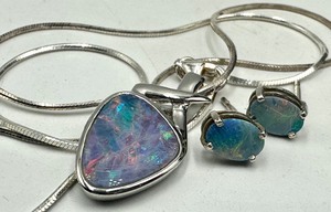 lot 82 image: Gorgeous Sterling Silver Opal Necklace and Earrings Set