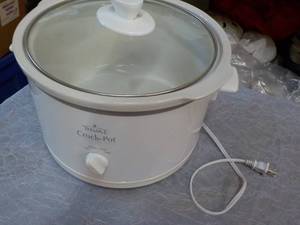 lot 22 image: Rival Crock Pot...