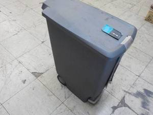 lot 78 image: Simple Human Plastic Step Trash Can...