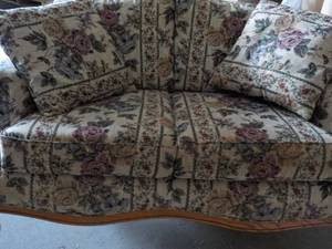 lot 81 image: Floral Love seat with Pillows...