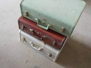 lot 83 image: 3 Vintage Suitcases...