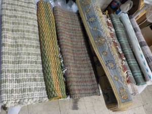 lot 90 image: 8 Rugs...