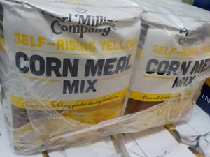 lot 122 image: 8 - 5 lb. Bags Corn Meal Mix best ...