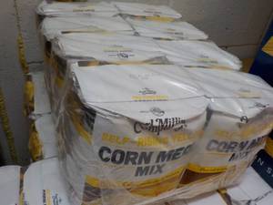 lot 123 image: 8 - 5 lb. Bags Corn Meal Mix best ...