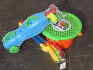 lot 48 image: Outdoor Sand Toys & Golf Set