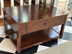 lot 19 image: Ashley Furniture Lift Top Coffee Table