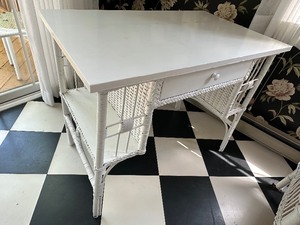 lot 7 image: Lovely Vintage Wicker Desk and Chair Set