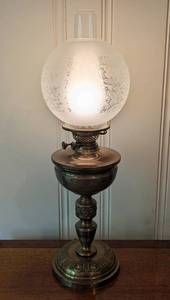 lot 109 image: Vintage Brass Globe Table Lamp