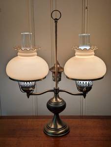 lot 114 image: Vintage Brass Double Arm Table Lamp