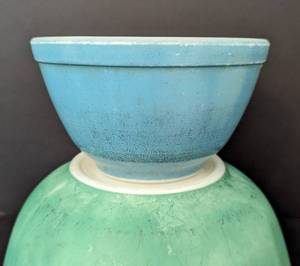 lot 124 image: Assorted Pyrex Mixing Bowls and Pie Plate