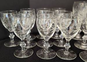 lot 125 image: Vintage Etched Glassware Set