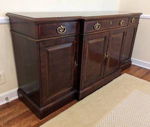 lot 3 image: Beautiful Henredon Mahogany Sideboard